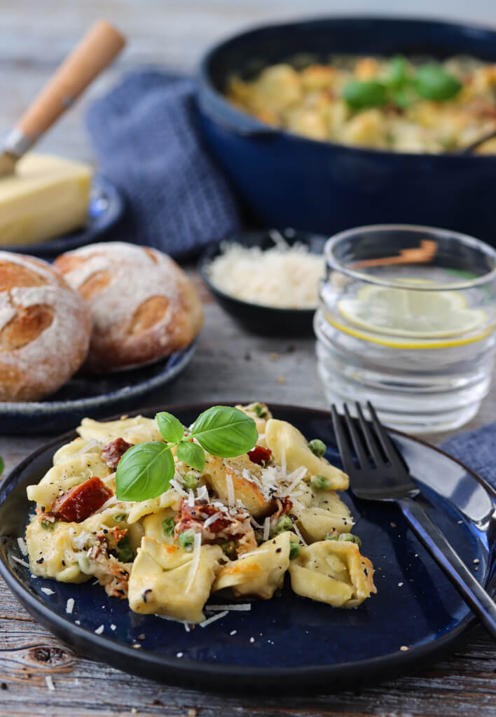 Gratinert tortellini med grønne erter og soltørket tomat