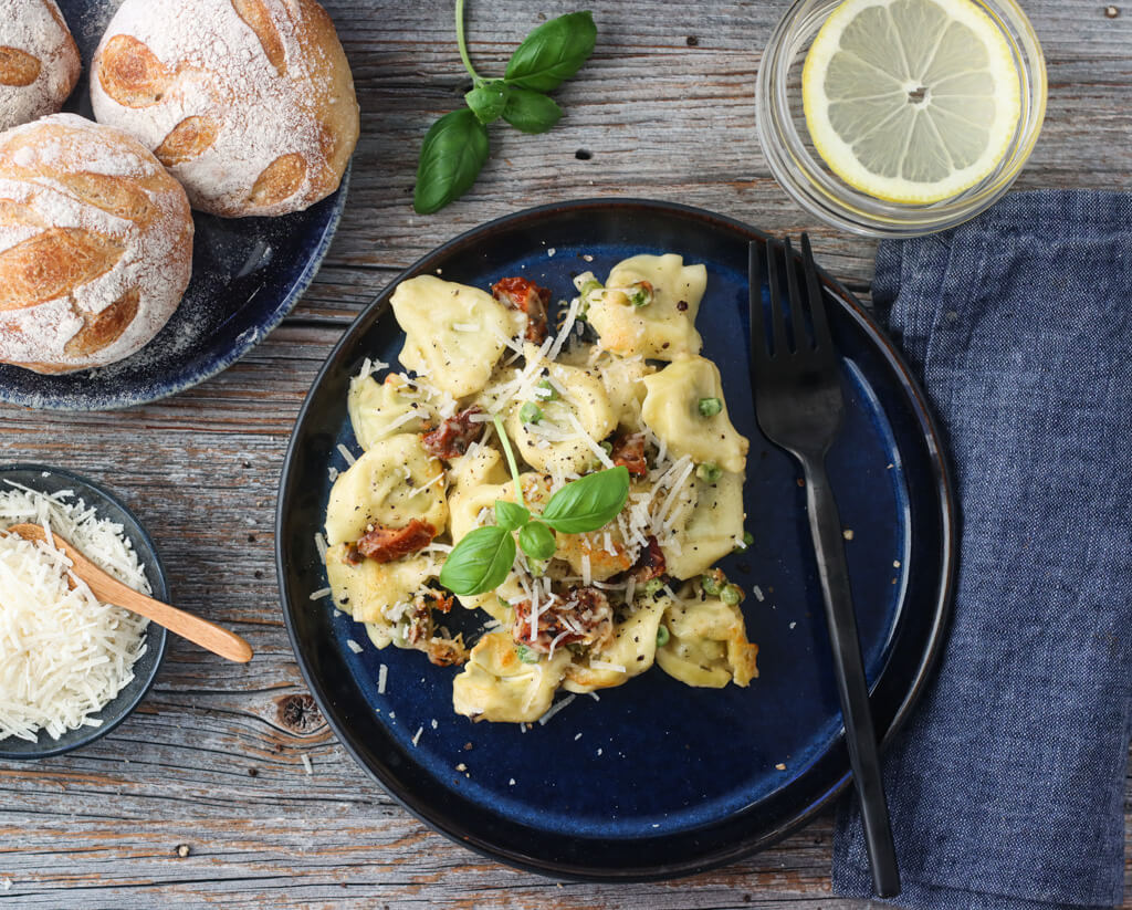 Gratinert tortellini med grønne erter og soltørket tomat