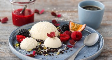 Image: HVIT SJOKOLADEMOUSSE MED SMULER, KOKOS OG BRINGEBÆR