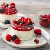 Image: HVIT SJOKOLADEMOUSSE MED BRINGEBÆR