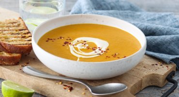 Image: GULROTSUPPE MED RØDE LINSER OG INGEFÆR