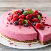 Image: BRINGEBÆR- OG BLÅBÆRMOUSSEKAKE