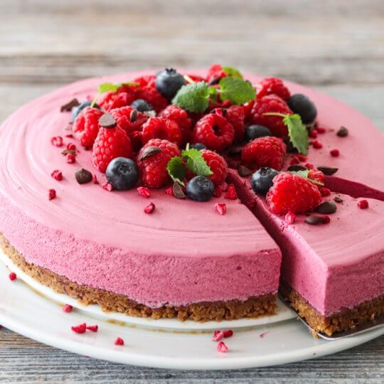 Image: BRINGEBÆR- OG BLÅBÆRMOUSSEKAKE
