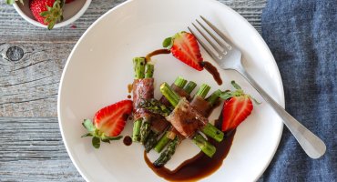 Image: ASPARGESRULLER MED SPEKESKINKE OG JORDBÆR