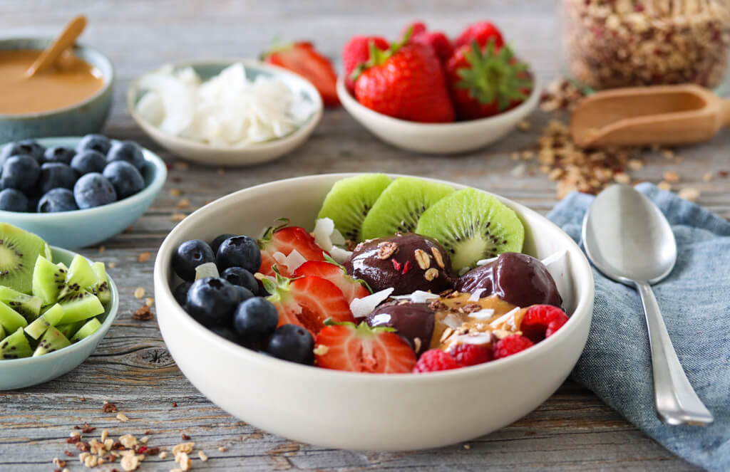 AÇAI-BOWL MED GRANOLA, MANDELSMØR OG FRISKE BÆR