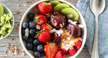 Image: BOWL MED GRANOLA, MANDELSMØR, AÇAI OG FRISKE BÆR