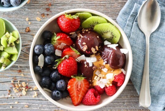 Image: BOWL MED GRANOLA, MANDELSMØR, AÇAI OG FRISKE BÆR