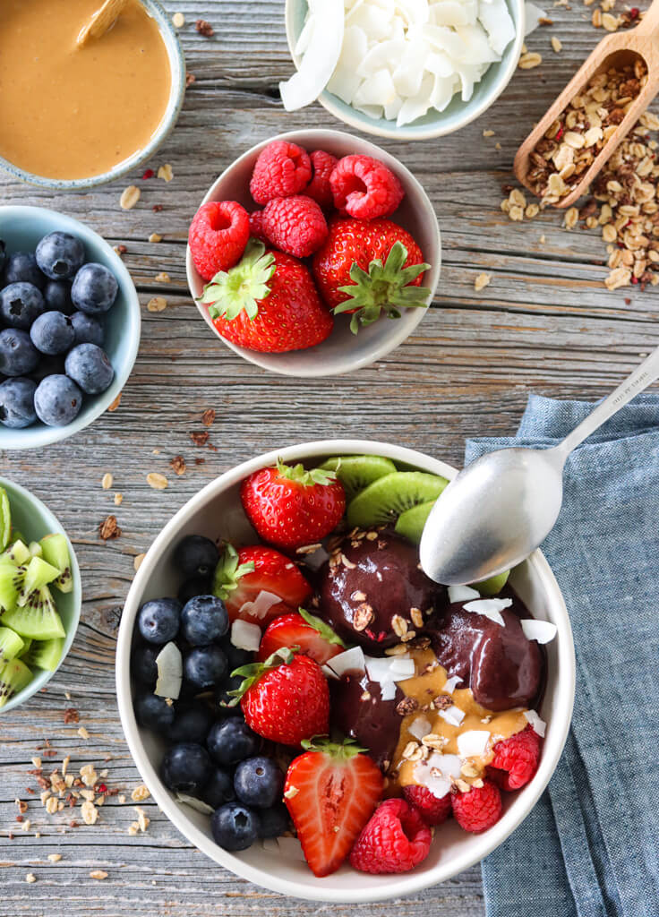 AÇAI-BOWL MED GRANOLA, MANDELSMØR OG FRISKE BÆR