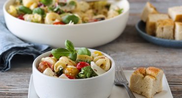 Image: PASTASALAT MED TOMAT, MOZZARELLA OG BASILIKUM