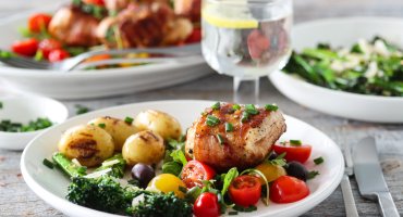 Image: FYLT KYLLING MED TOMAT- OG OLIVENSALAT & GRILLET BROKKOLINI