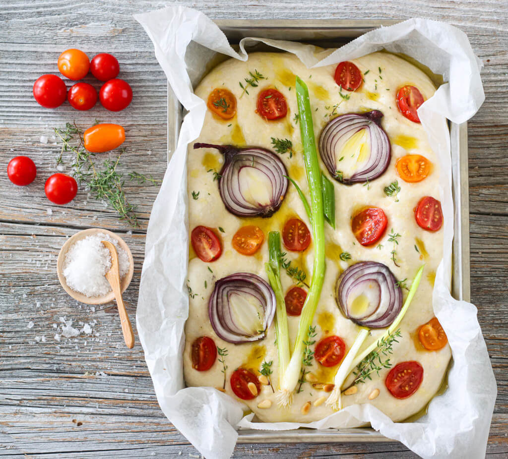 Focaccia med rødløk og tomat