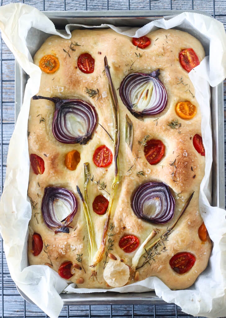 Focaccia med rødløk og tomat