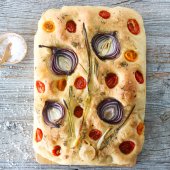 Image: FOCACCIA MED RØDLØK OG TOMAT