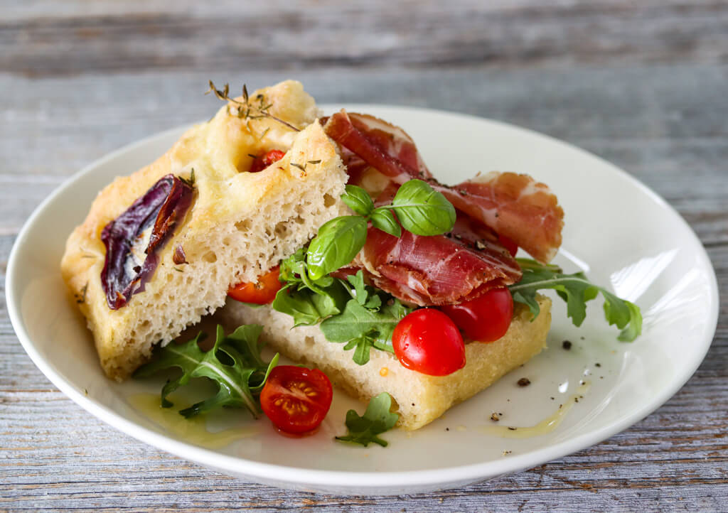 Focaccia med rødløk og tomat