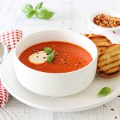 Image: FYLDIG TOMATSUPPE MED ET HINT AV CHILI