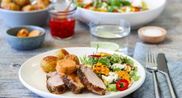 Image: GRILLET SVINEFILET MED CHILISMØR OG MAISSALAT