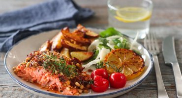 Image: URTEBAKT ØRRET MED FENNIKELSALAT OG PARMESANPOTETER