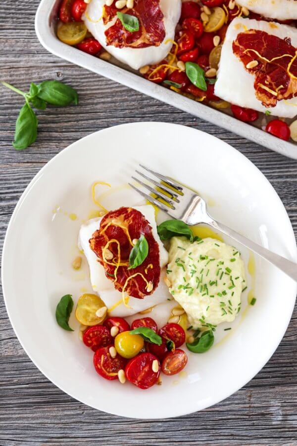 torsk-med-coppaskinke-lun-tomatsalat-og-potetmos-trines-matblogg