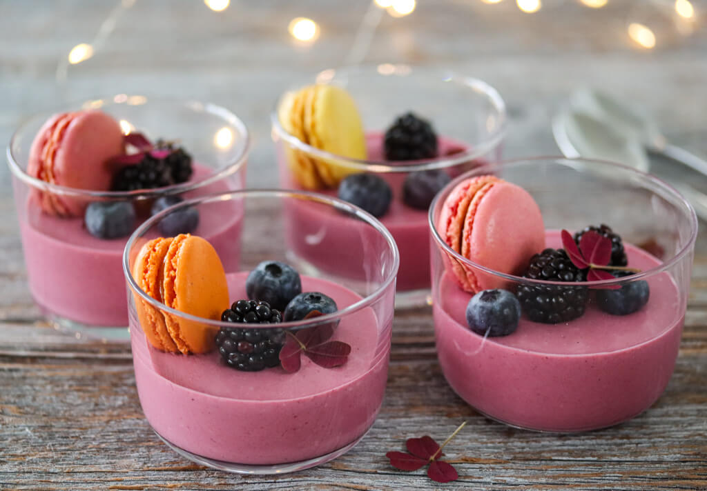 Syrlig panna cotta med skogsbær