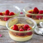 Image: CRÉME BRÛLÉE MED PASJONSFRUKT OG BRINGEBÆR