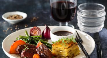 Image: REINSDYRFILET MED RØDVINSSAUS, PLOMMER OG ANNAPOTETER