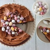 Image: BROWNIE MED SJOKOLADEKREM OG PÅSKEEGG