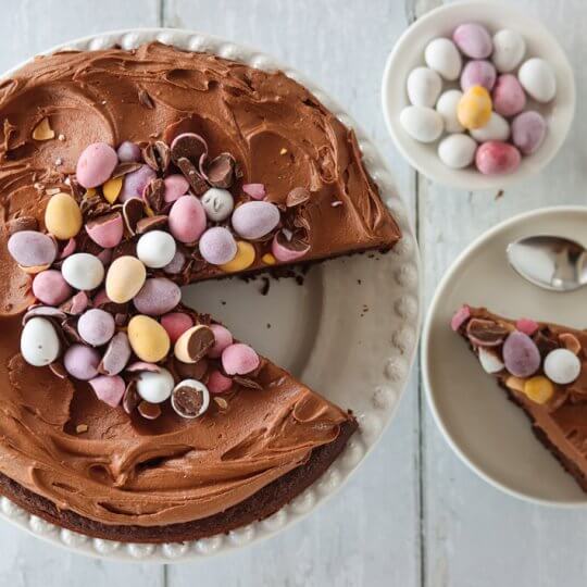 Image: BROWNIE MED SJOKOLADEKREM OG PÅSKEEGG
