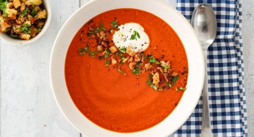 Image: TOMAT- OG GULROTSUPPE MED HVITE BØNNER OG PANGRATTATO