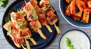 Image: HARISSAMARINERTE KYLLINGSPYD MED GULROTSALAT OG DIPP