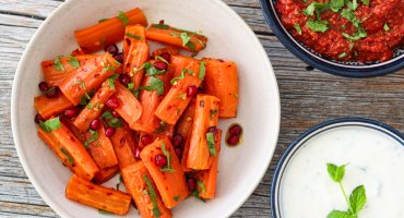 Image: HONNINGBAKT GULROT MED CHILI OG GRANATEPLE