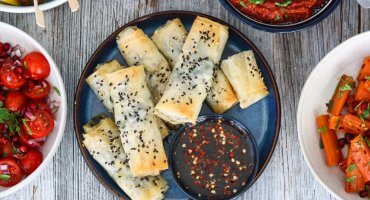 Image: SPINAT- OG FETARULLER MED SPICY HONNINGDIPP