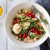 Image: KYLLINGSALAT MED QUINOA, GRILLET PAPRIKA OG PARMESANDRESSING