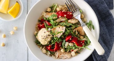 Image: KYLLINGSALAT MED QUINOA, GRILLET PAPRIKA OG PARMESANDRESSING