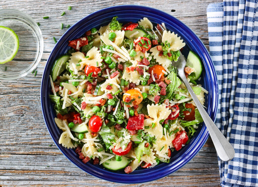 BLT pastasalat med bacon og sitrondressing