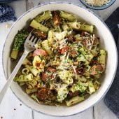 Image: PASTA MED OVNSBAKT BLOMKÅL, CHORIZO OG GRØNNKÅLPESTO