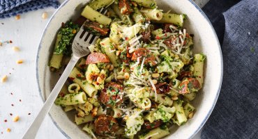 Image: PASTA MED OVNSBAKT BLOMKÅL, CHORIZO OG GRØNNKÅLPESTO