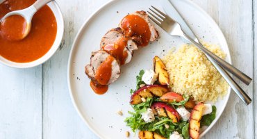 Image: SVINEFILET MED SPICY MANGOSAUS OG NEKTARINSALAT