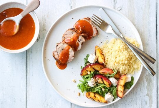 Image: SVINEFILET MED SPICY MANGOSAUS OG NEKTARINSALAT