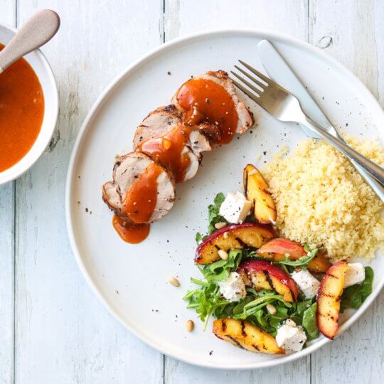 Image: SVINEFILET MED SPICY MANGOSAUS OG NEKTARINSALAT