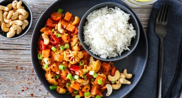 Image: PEANØTTCURRY MED SØTPOTET OG BLOMKÅL
