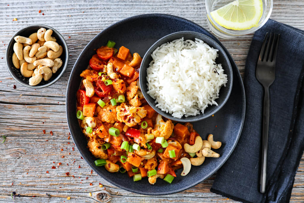 Peanøttcurry med søtpotet og blomkål