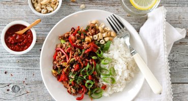 Image: GRYTERETT MED SVINEKJØTT, GRØNNSAKER OG HOISIN- OG CHILISAUS