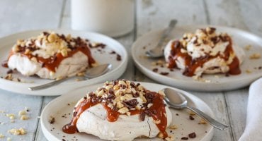 Image: SJOKOLADEPAVLOVA MED SALT KARAMELL OG NØTTE- OG SJOKOLADEKRØNSJ