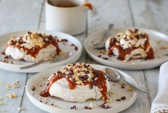 Image: SJOKOLADEPAVLOVA MED SALT KARAMELL OG NØTTE- OG SJOKOLADEKRØNSJ