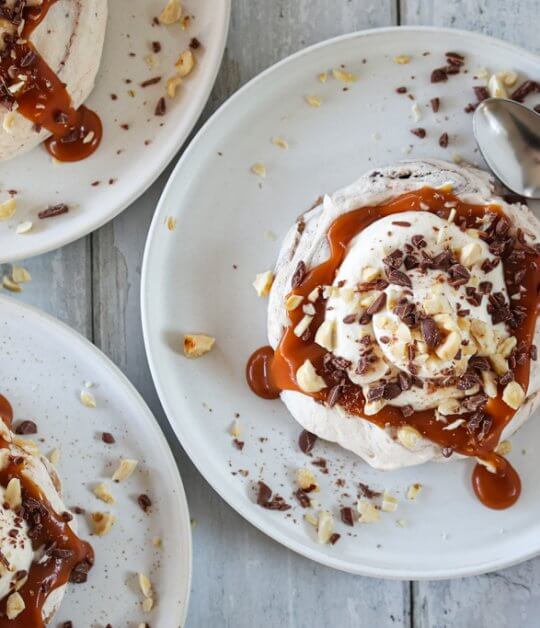 Image: SJOKOLADEPAVLOVA MED SALT KARAMELL OG NØTTE- OG SJOKOLADEKRØNSJ