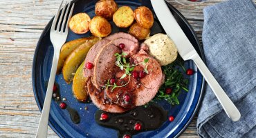 Image: REINSDYRSTEK MED RØDVINSAUS, SELLERIROTPURE OG HONNINGSTEKTE PÆRER