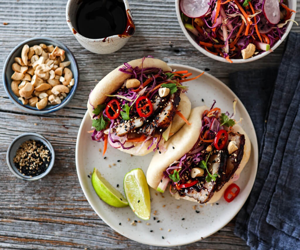 ASIATISK RIBBE MED GLAZE OG RÅKOSTSALAT (OG BAO BUNS) | TRINES MATBLOGG