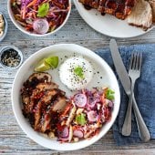 Image: ASIATISK RIBBE MED GLAZE OG RÅKOSTSALAT (OG BAO BUNS)