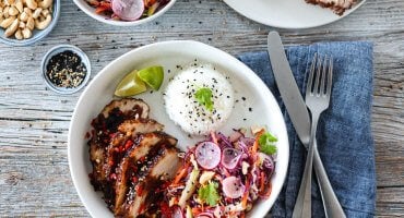 Image: ASIATISK RIBBE MED GLAZE OG RÅKOSTSALAT (OG BAO BUNS)