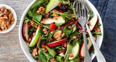 Image: EPLESALAT MED BACON, TRANEBÆR OG KARAMELLISERTE VALNØTTER